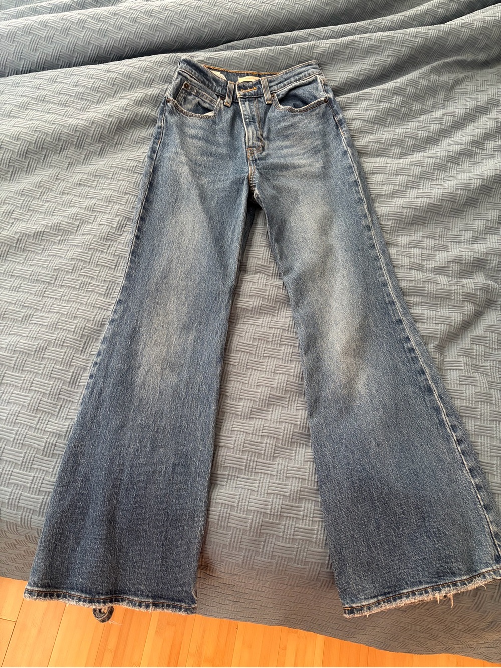 Levi’s High Rise 70s Flare 24